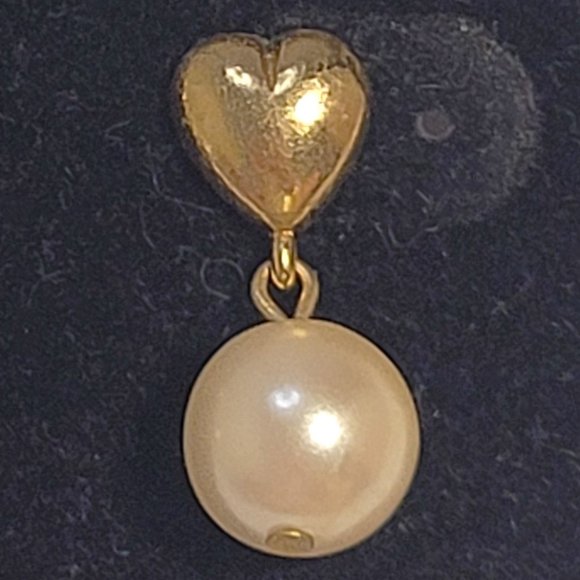 Vintage Minimalist Dainty Gold/Pearl Heart Detail Earring - Picture 4 of 6
